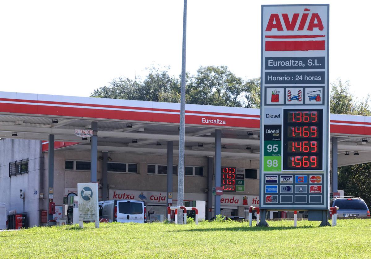 Panel de precios este jueves de una gasolinera donostiarra.