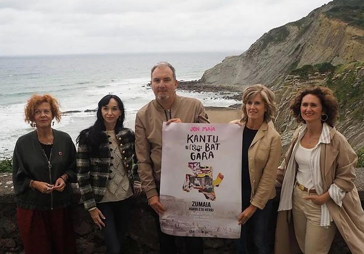 Presentación la pasada semana del espectáculo junto a la playa de Itzurun.