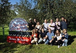 Los representantes de Euskal Sagardoa posan junto a los primeros frutos de la cosecha.