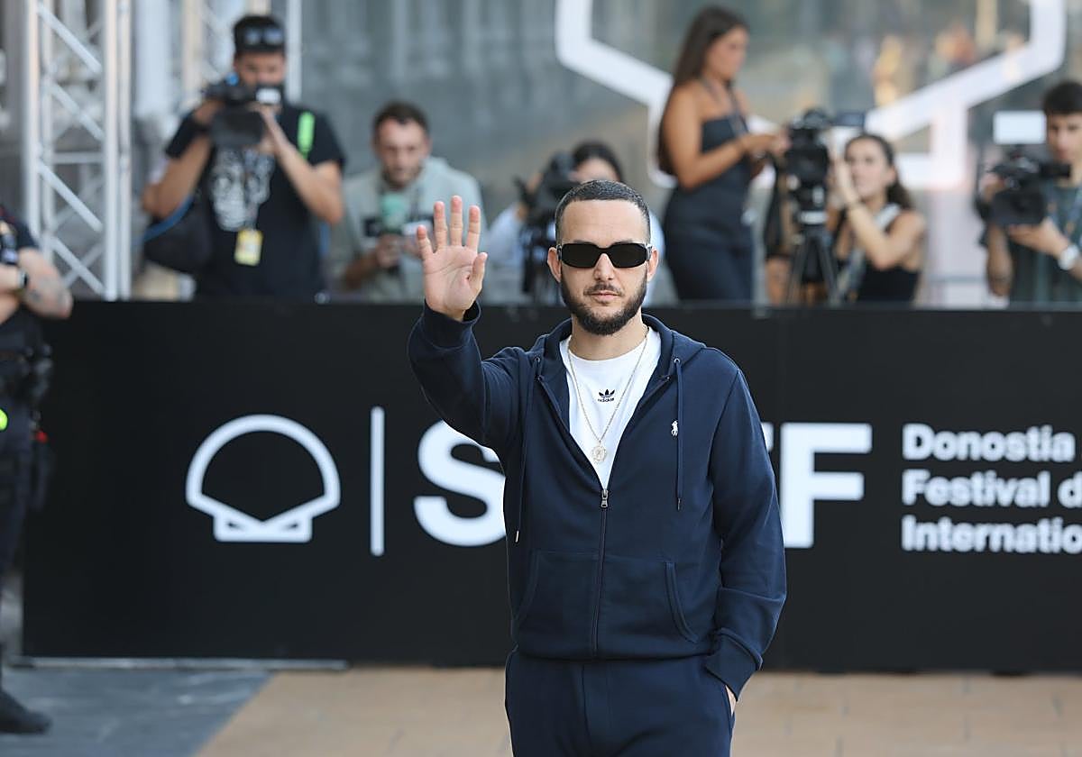 Antón Álvarez, C. Tangana, que debuta con 'La guitarra flamenca de Yerai Cortés', es el primer invitado de 'El autógrafo de...' y se encarga de estrenar este libro de firmas de DV.