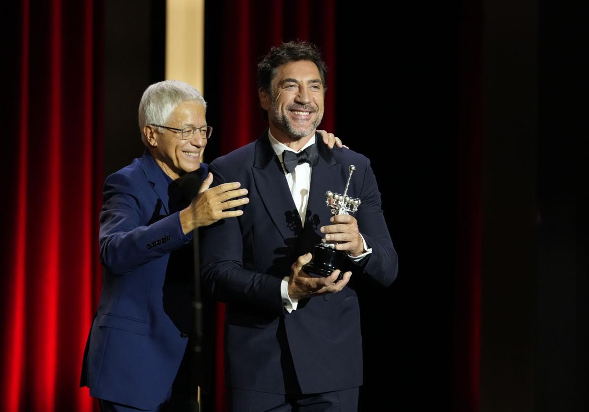 Bardem, con el Premio Donostia en la mano.