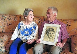 Pepita y Anastasio, con un retrato que este hizo de su mujer, con 20 años.