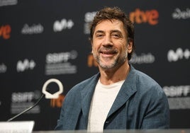 Javier Bardem sonríe durante la rueda de prensa ofrecida a los periodistas.
