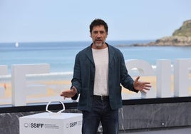 Javier Bardem posa ante los medios este viernes en el exterior del Kursaal.