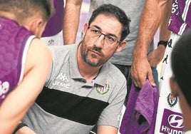 Lolo Encinas durante un partido del Real Valladolid de baloncesto