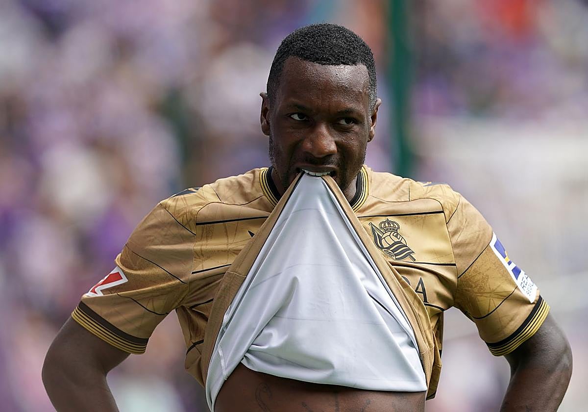 Sheraldo Becker se lamenta tras una ocasión generada y fallida