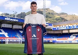 Óscar Carrasco posa con la camiseta del filial armero tras renovar su contrato hasta 2027.