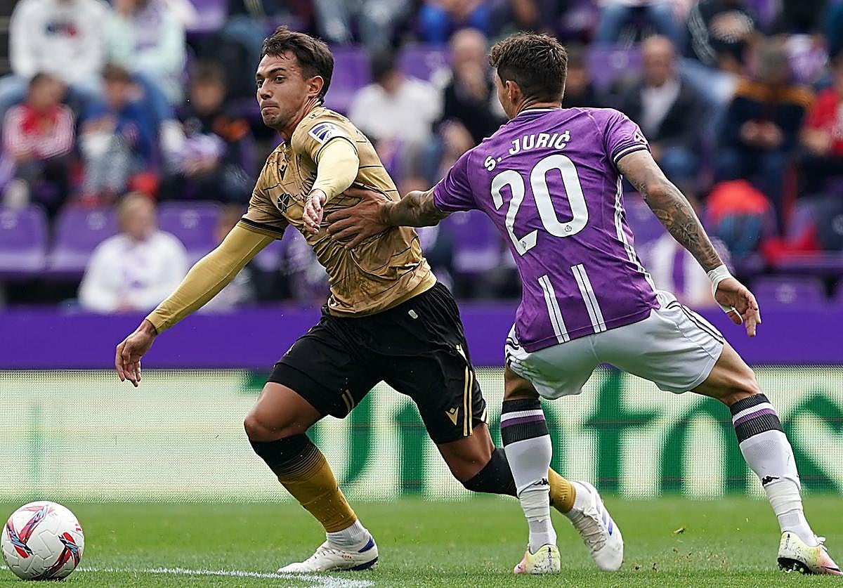 Zubimendi realiza un quiebro en el origen de la doble jugada que no materializaron Óskarsson y Aramburu en la primera parte.