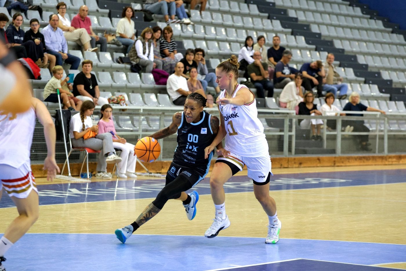 Delicia Washington se abre paso ante Laura Westerik.