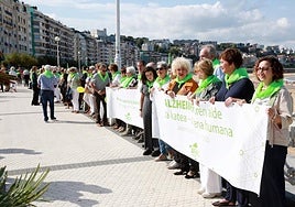 La diputada general, Eider Mendoza, y la diputada de Políticas Sociales, Maite Peña se han sumado a la cadena humana.