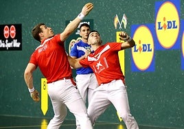 Artola y Salaverri van juntos a por una pelota que finalmente no tocó ninguno de los dos.