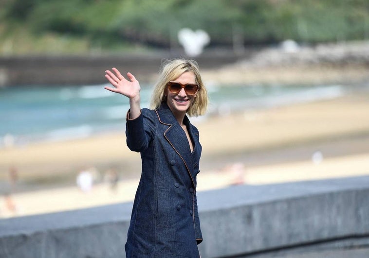 Cate Blanchett saluda a los fans desde el exterior del Kursaal.