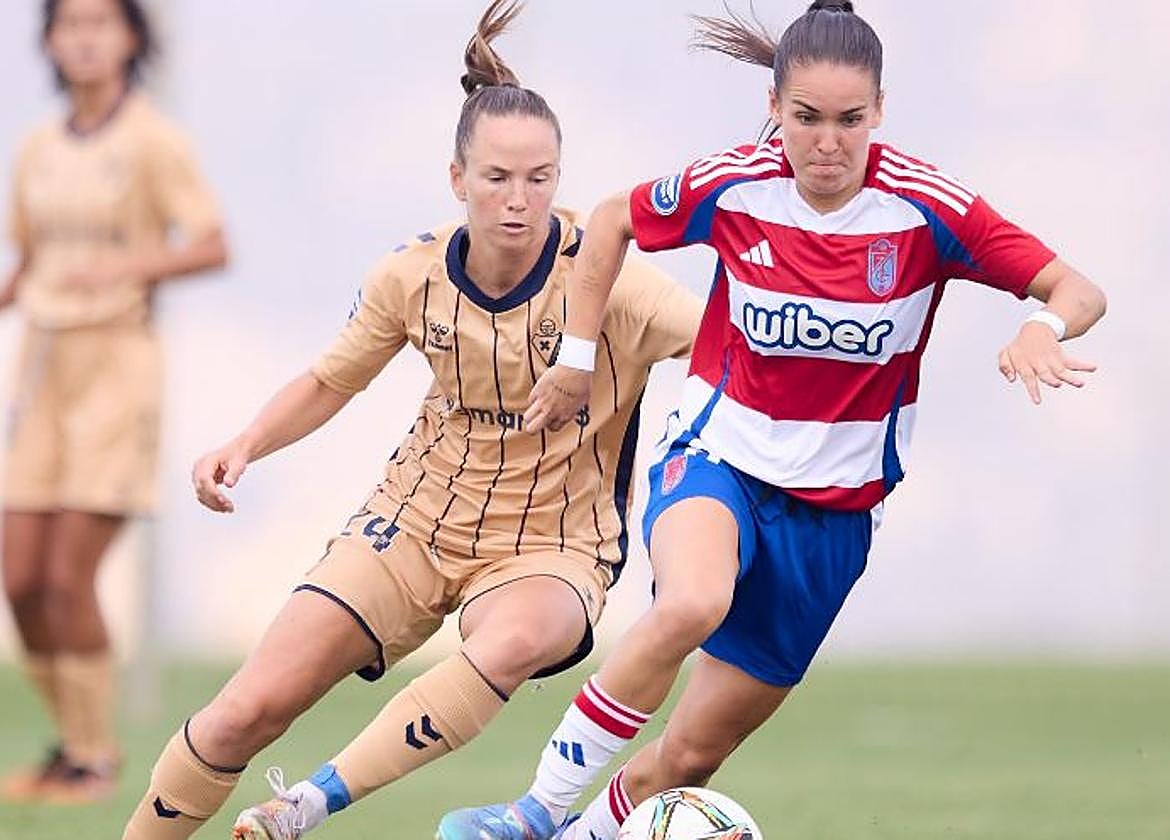 Una jugadora del Granada protege el balón ante la presión del Eibar.