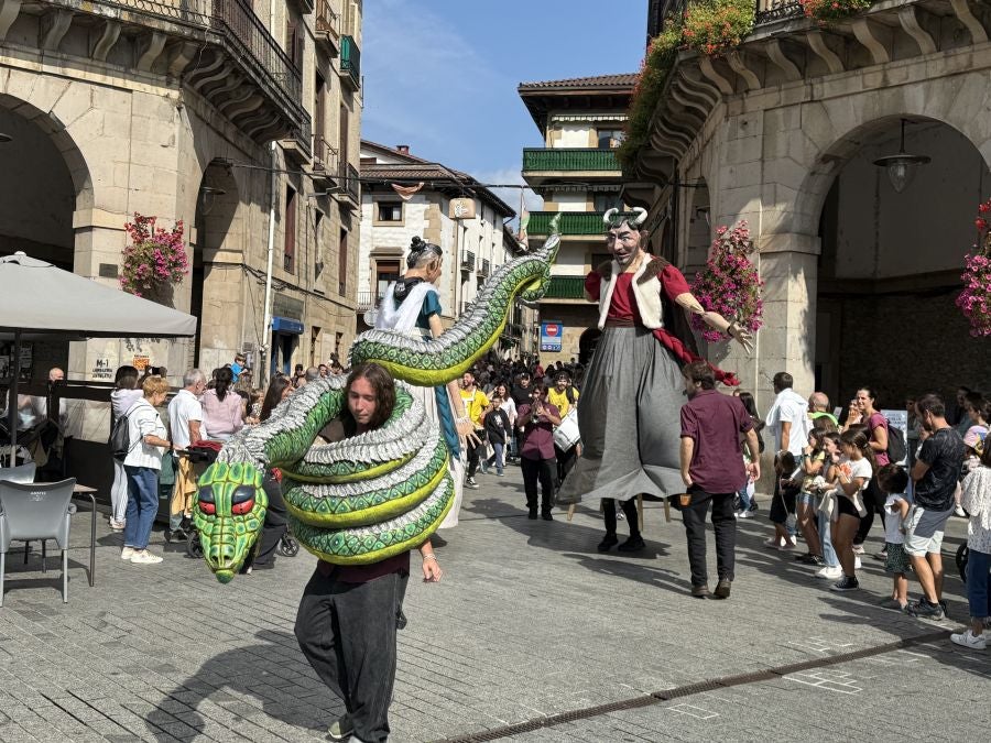Oñati da la bienvenida a los txantxikis