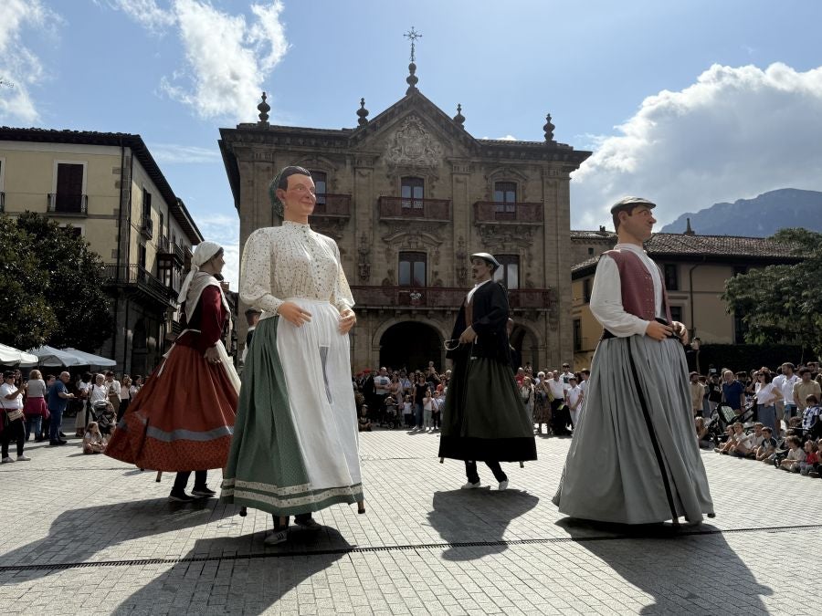Oñati da la bienvenida a los txantxikis