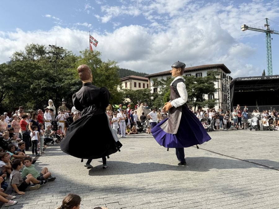 Oñati da la bienvenida a los txantxikis