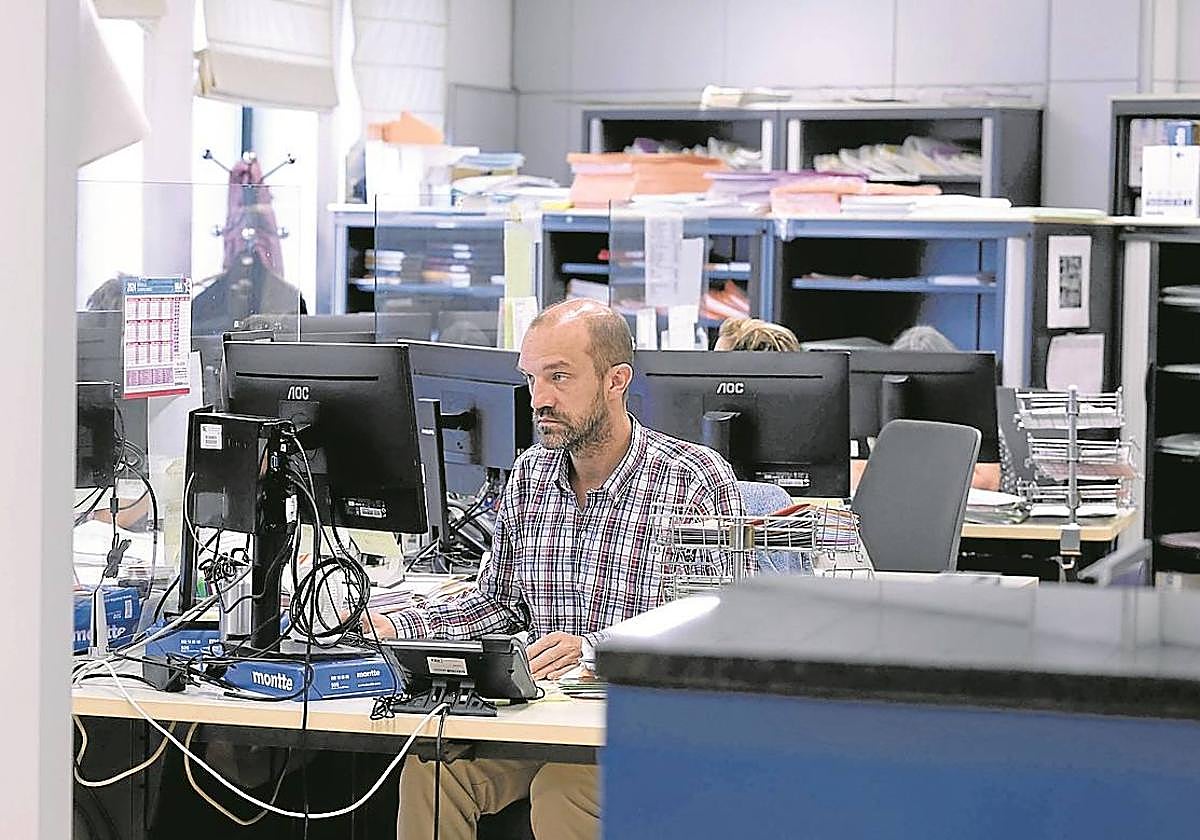 Ocho funcionarios -dos gestoras , cinco tramitadores, un auxilio judicial- trabajan en Fiscalía de menores.