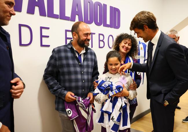 Xabi Prieto entrega las camisetas de la Real a la familia de Sofía.