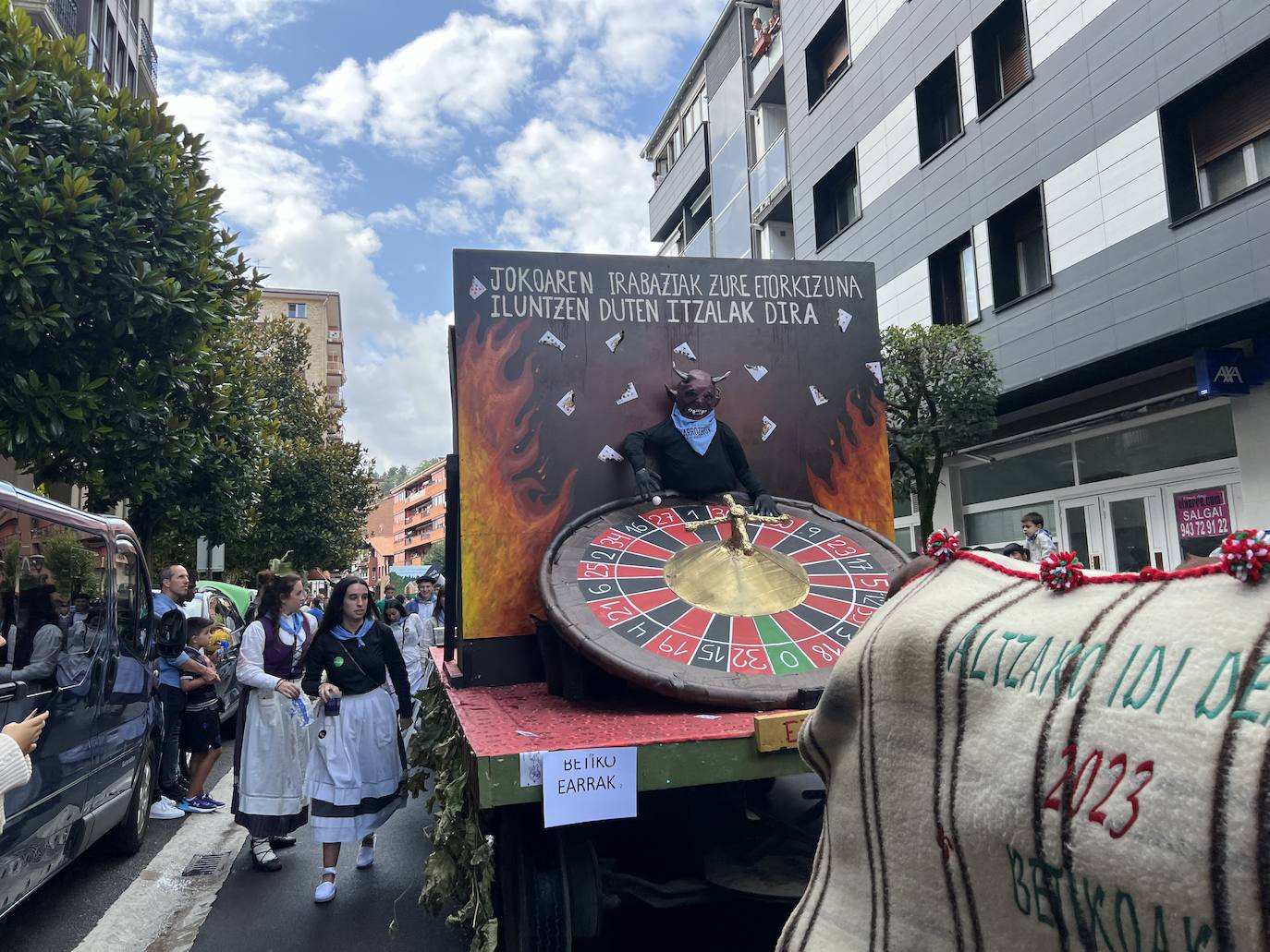 Desfile de carrozas en Urretxu