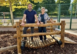 Los concejales Iban San Martin e Irune Urbieta presentaron el nuevo patio de Orokieta.