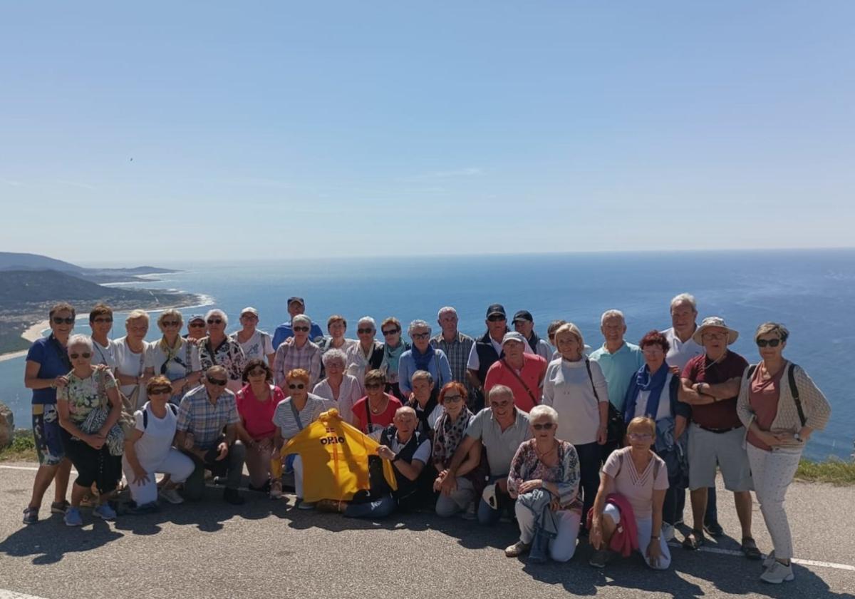 El grupo de Zaharran Babeslekua en el alto de Santa Tecla, con unas maravillosas vistas a las Rías Baixas.