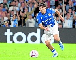 Jon Mikel Aramburu controla un balón ante el Real Madrid