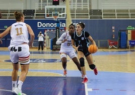 Niyah Becker bota hacia canasta en el partido del sábado ante el Gernika
