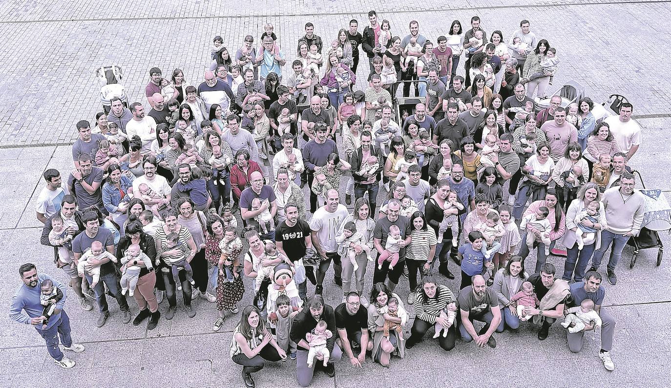 Atsolorra. Los 'txantxikis' nacidos desde las pasadas fiestas recibieron el pañuelito-babero de bienvenida a la comunidad y el compromiso de la corporación de «ofrecerles un entorno amigable y seguro para que crezcan felices y contentos». Con solo 7 días, June Zumalde fue la más txiki en la tradicional foto de familia que clausuró la celebración.