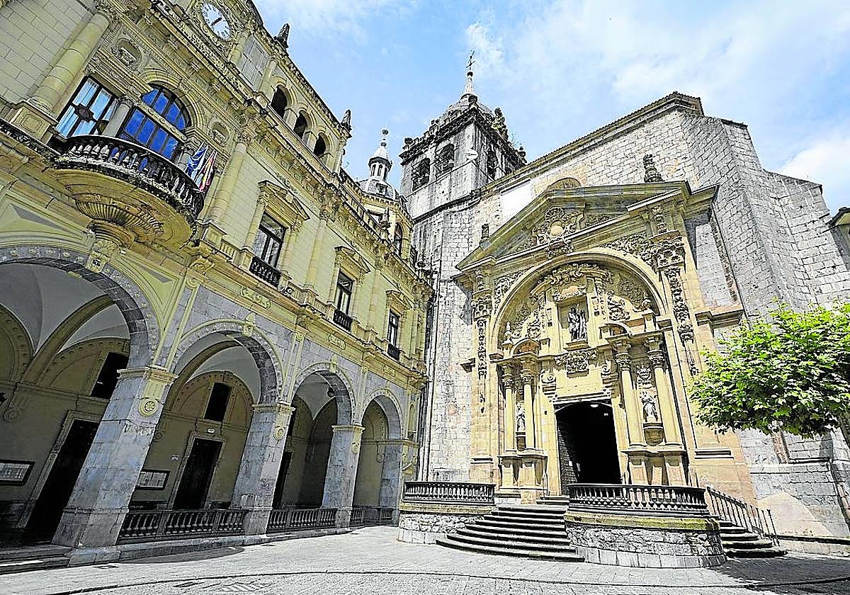 La casa consistorial y la iglesia San Juan Bautista de Hernani, localidad donde ocurrieron los hechos.