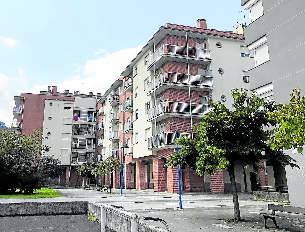 El bloque de viviendas en el que una vecina agredió a otra tras colarse en su casa por el balcón del patio interior