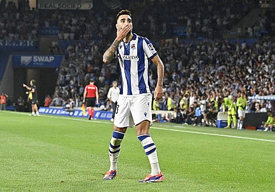 Brais celebra su gol ante el Deportivo Alavés en Anoeta
