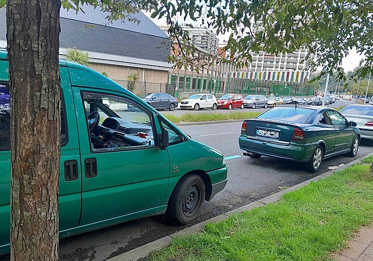 Imagen de los vehículos con las lunas rotas.