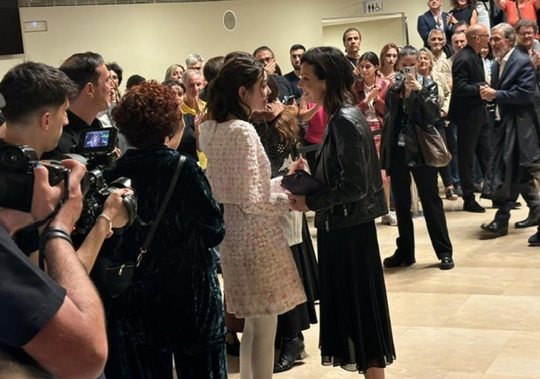 Nevenka Fernández, vestida de negro, saluda a Mireia Oriol, la actriz que la interpreta en pantalla, al final de la proyección de 'Soy Nevenka', anoche en el Kursaal.