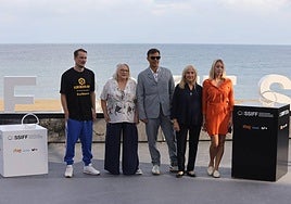 El director francés François Ozon junto a los actores Pierre Lotin, Josiane Balasko, Hélène Vincent y Ludivine Sagnier.