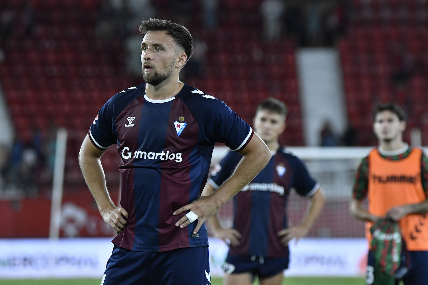 Carrillo, con gesto pensativo tras encajar uno de los dos goles del Almeria.