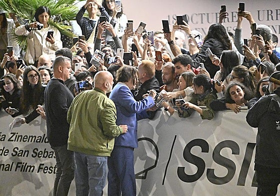 Johnny Depp causa furor a su llegada a Donostia