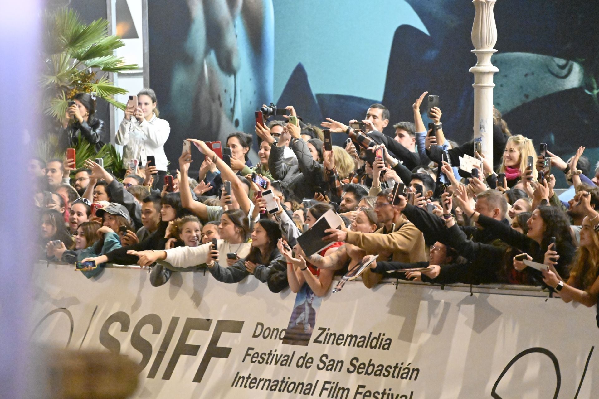 Johnny Depp causa furor a su llegada a Donostia