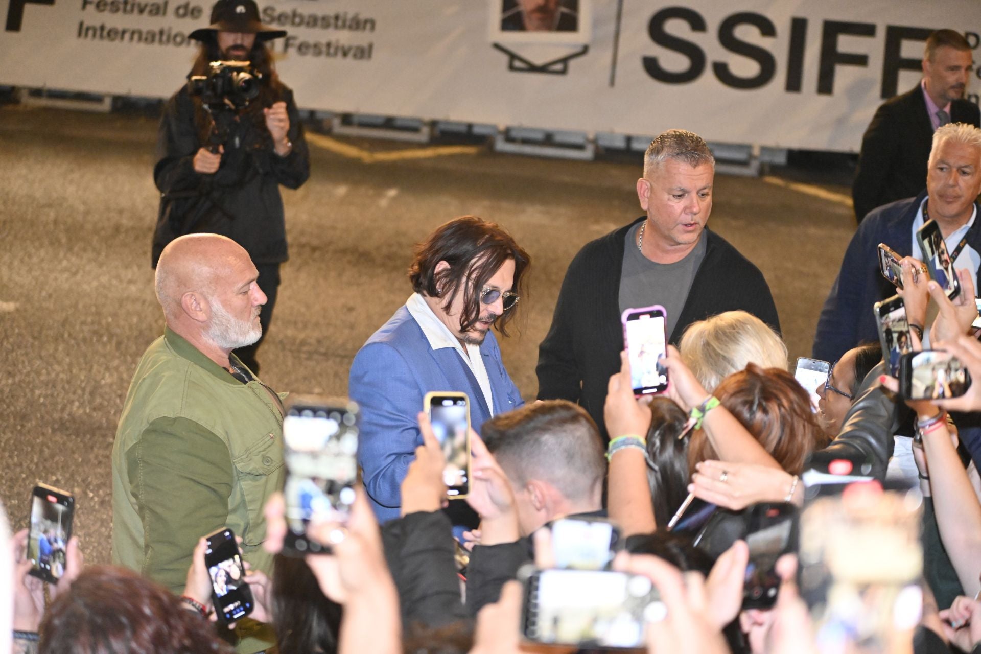 Johnny Depp causa furor a su llegada a Donostia