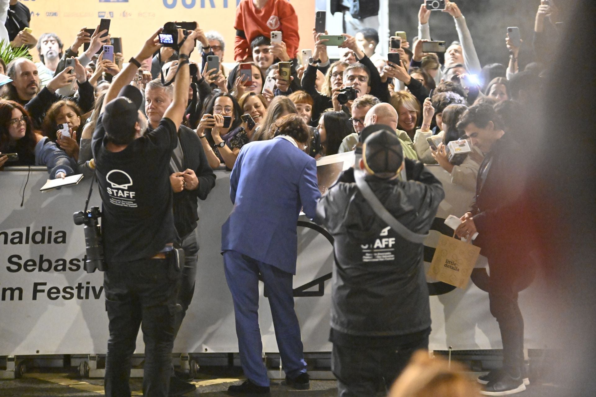 Johnny Depp causa furor a su llegada a Donostia