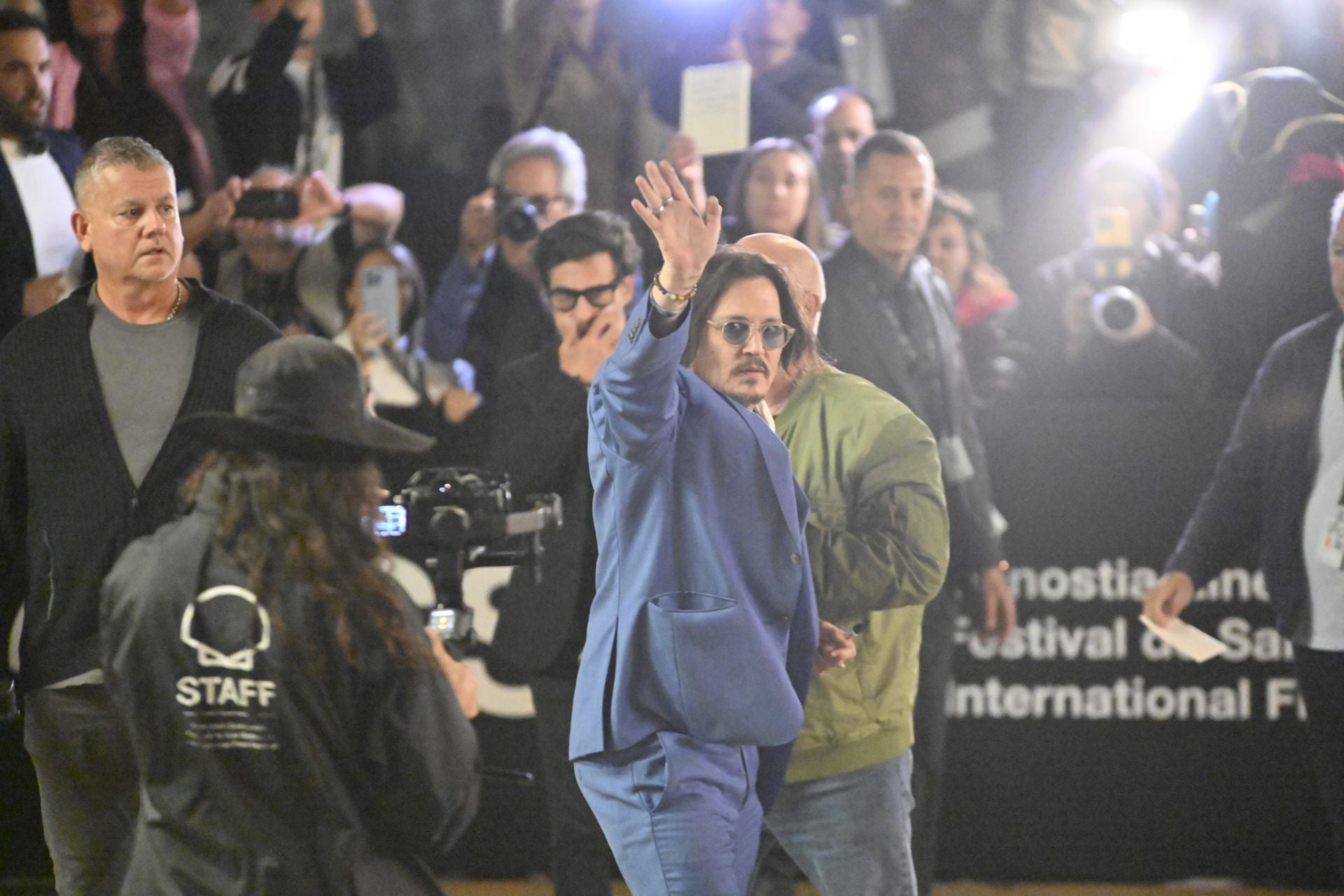 Johnny Depp causa furor a su llegada a Donostia