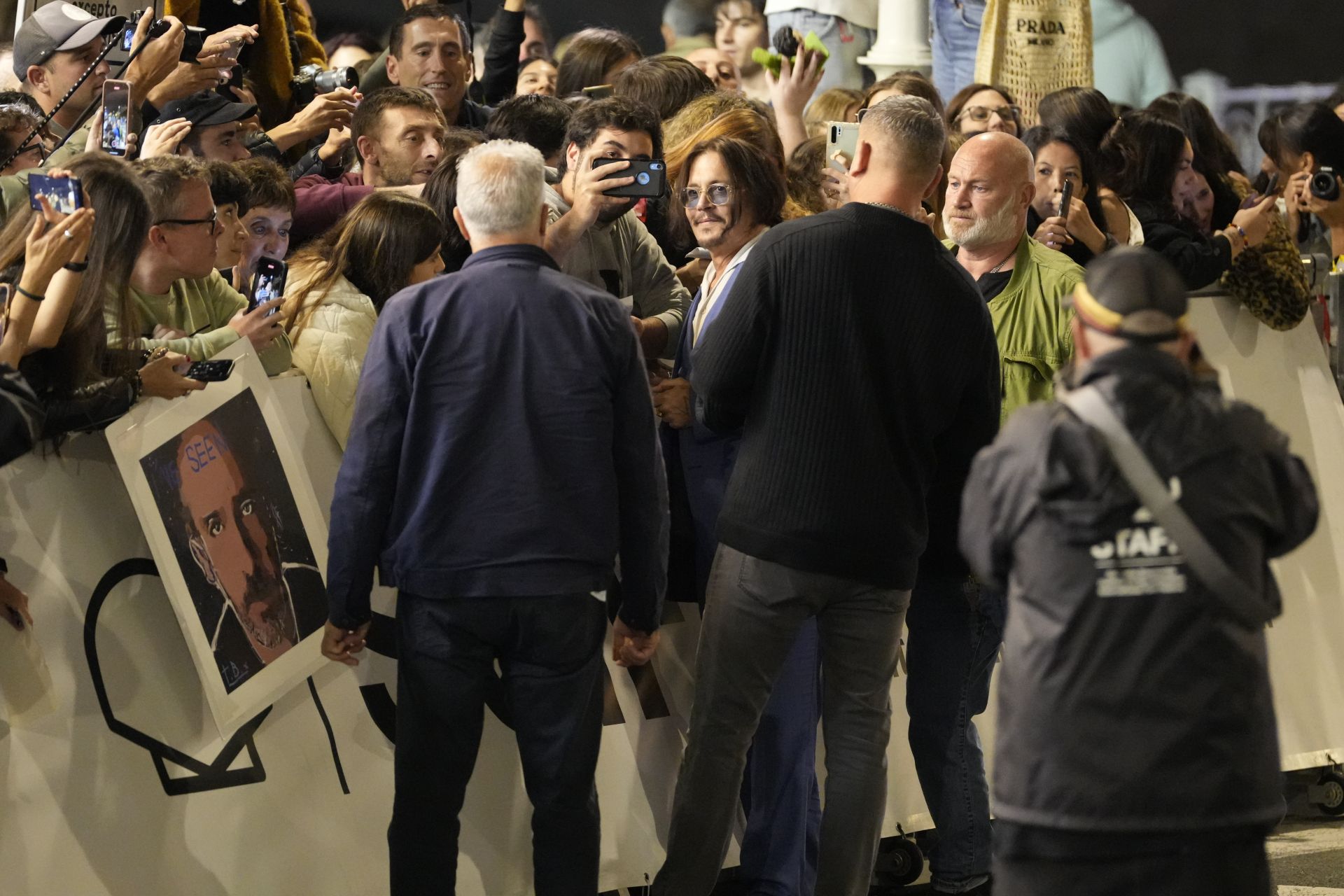 Johnny Depp causa furor a su llegada a Donostia