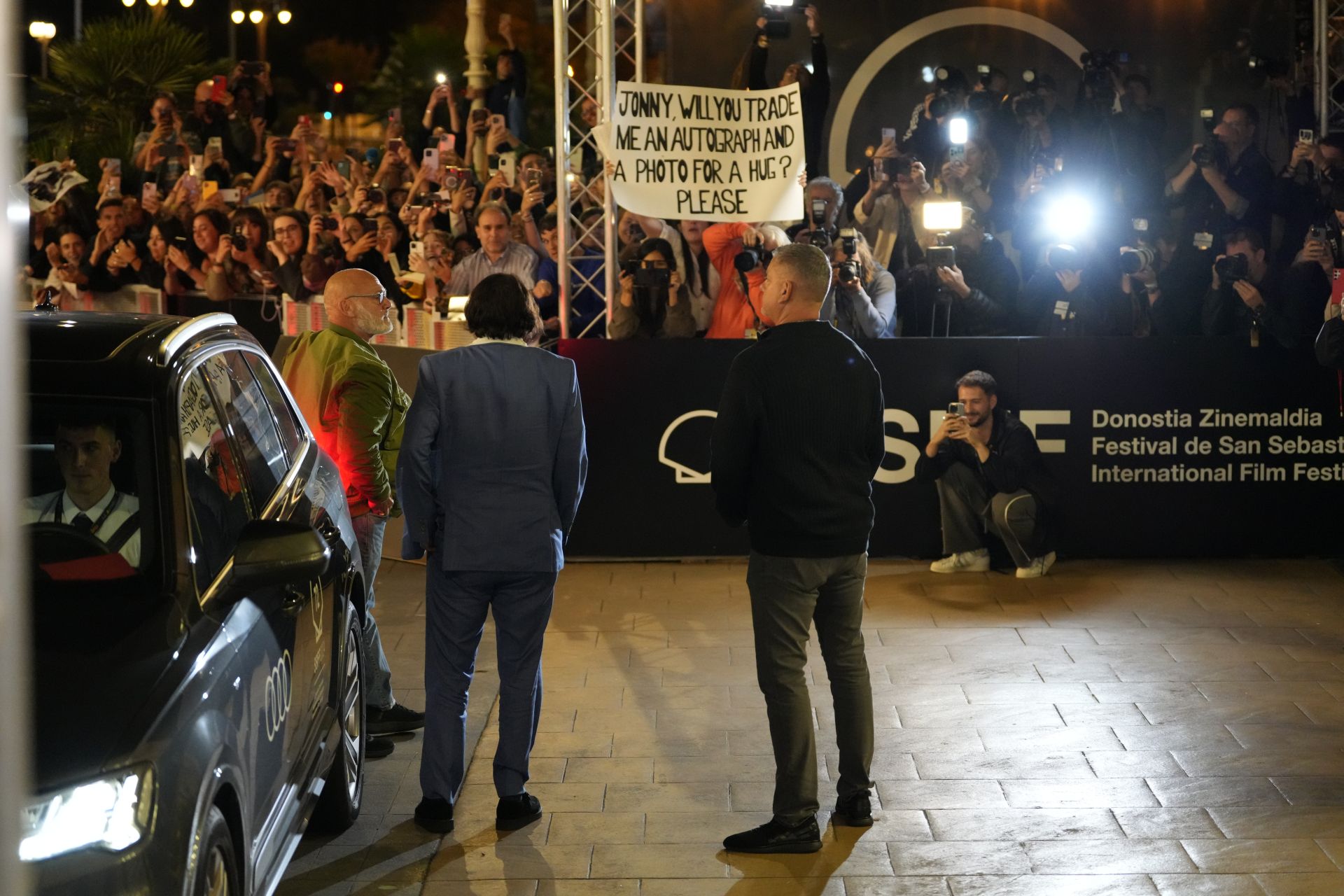 Johnny Depp causa furor a su llegada a Donostia