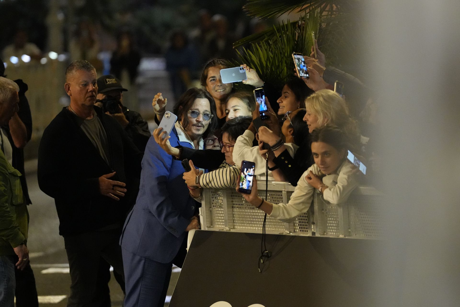 Johnny Depp causa furor a su llegada a Donostia