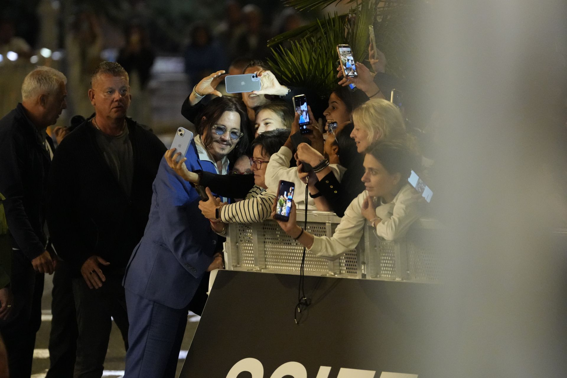 Johnny Depp causa furor a su llegada a Donostia