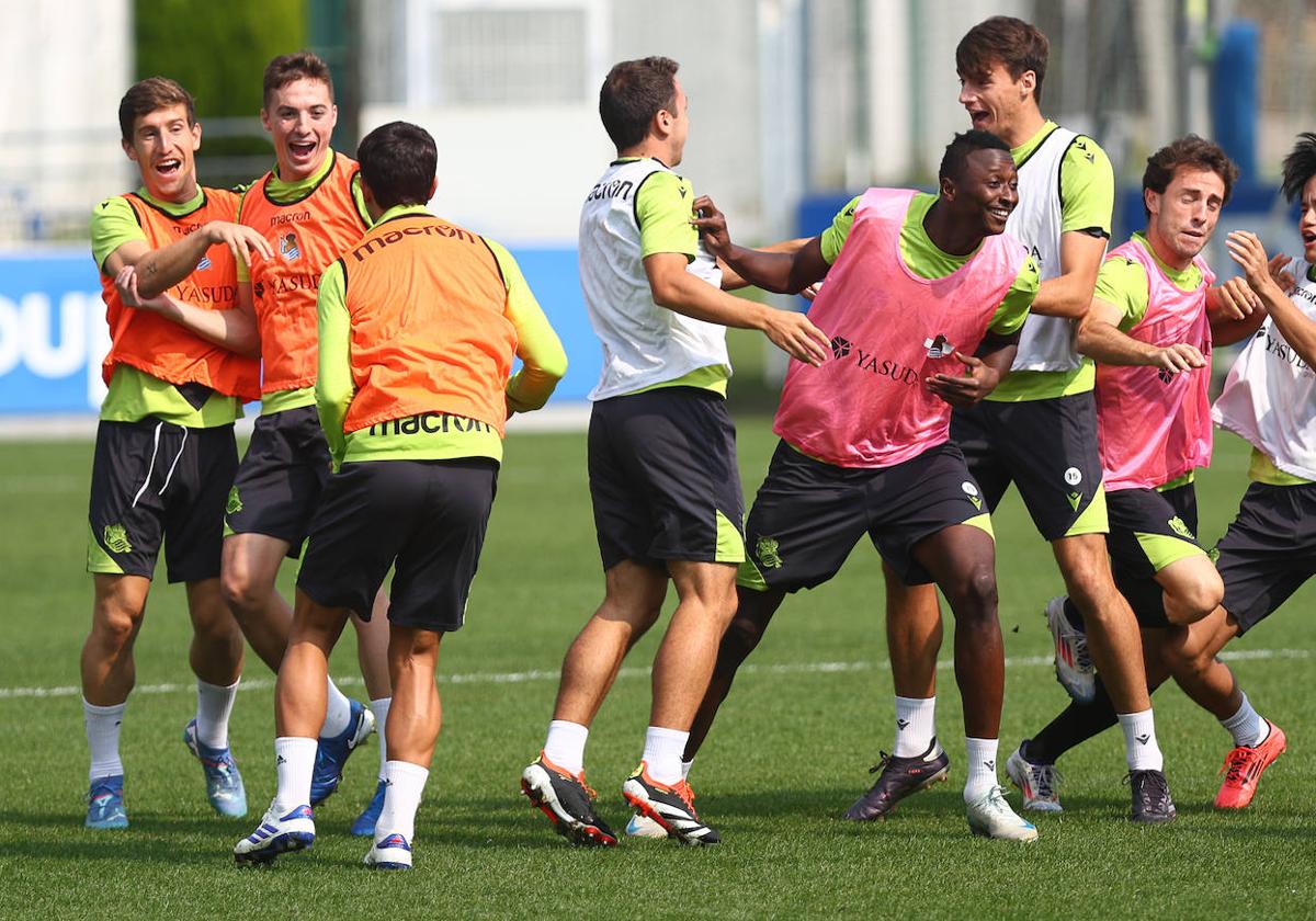 La plantilla de la Real durante un entrenamiento de esta temporada