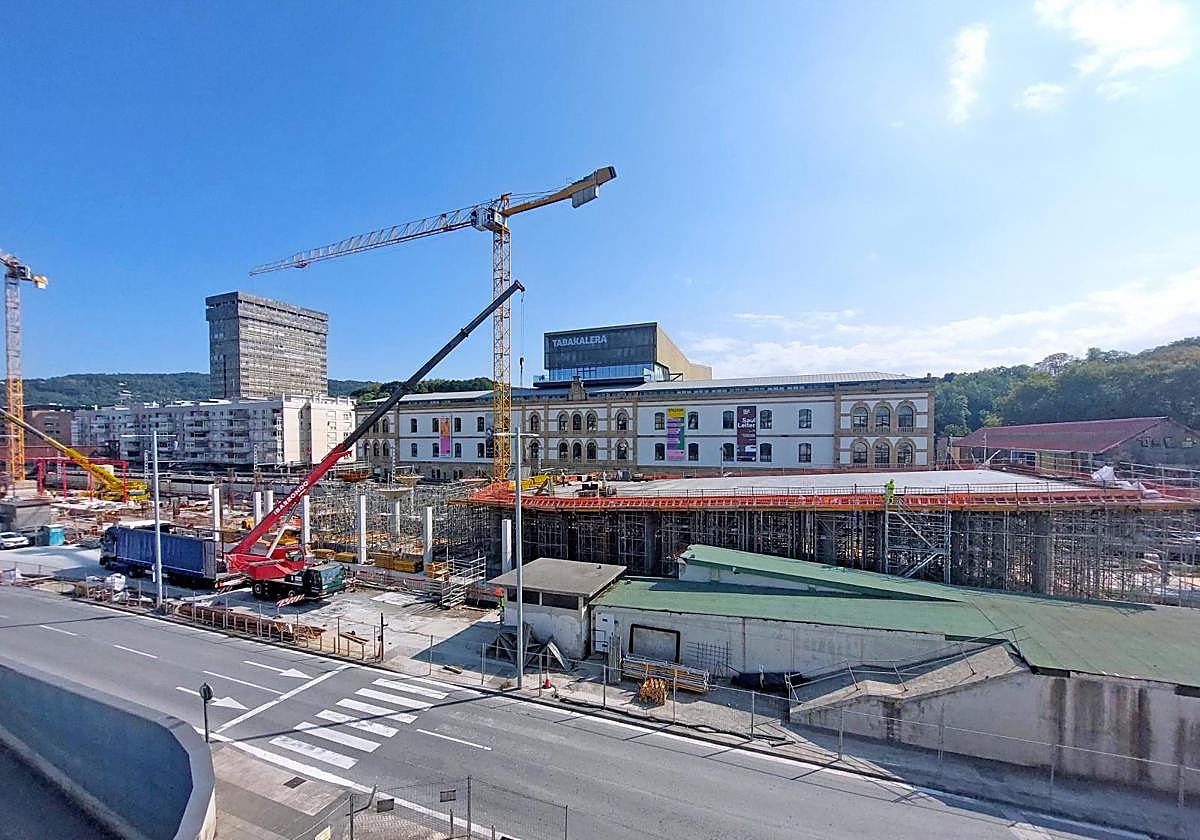Los trabajos de la futura estación avanzan y ya se aprecia la estructura cubierta sobre los andenes.