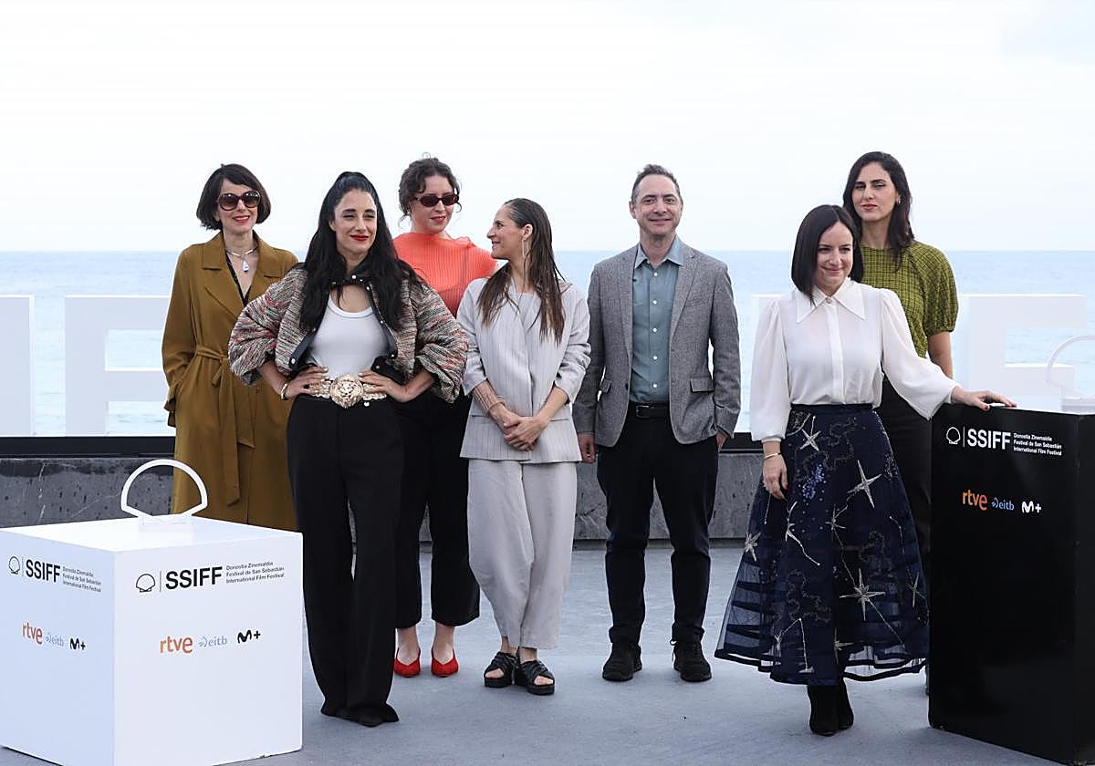 El equipo de 'El lugar de la otra' posa en el exterior del Kursaal.