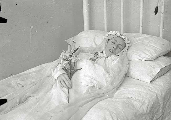 Fotografía de una mujer amortajada.