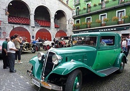 Concentración de coches antiguos en Zestoa.