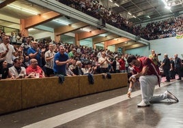 Altuna III recibe la ovación del público riojano.